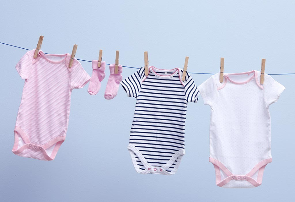 نی نی لوس - شستن لباس نوزاد، با دست یا ماشین لباسشویی؛ کدام یک بهتر است؟